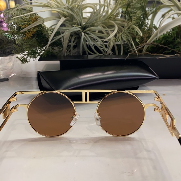 Funky sunglasses 🕶 - Picture 4 of 4